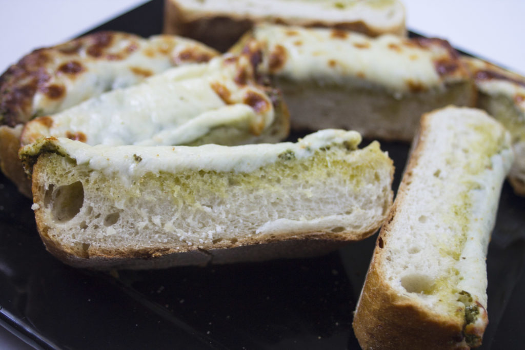 pesto garlic cheesy bread